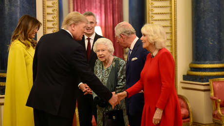 Periodista explica qué sucede en realidad en el video en el que la reina Isabel parece regañar a su hija por no saludar a Trump