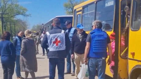 La ayuda humanitaria de Rusia ofrece alivio a los residentes de la ciudad de Mariúpol, que aún permanece sin agua ni luz