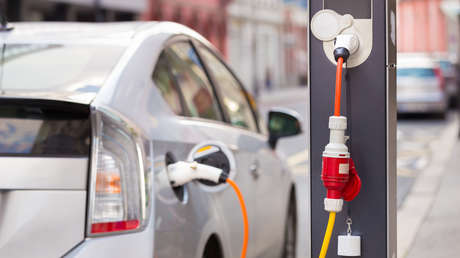 Una abuela fabrica su propio auto eléctrico de carga solar para ‘escapar’ de la industria petrolera y defender el medio ambiente