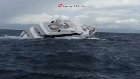 El momento del hundimiento de un lujoso yate frente a las costas de Italia