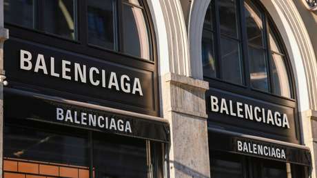 Balenciaga demanda a los responsables de su polémica campaña con niñas y accesorios sadomasoquistas