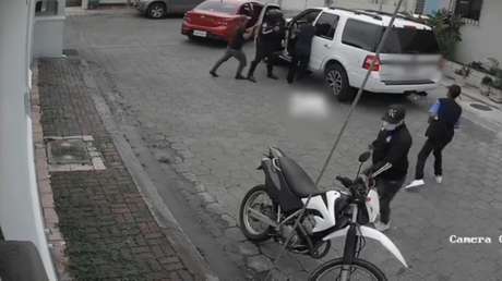 Delincuente disfrazado de policía participa en un intento de secuestro en Ecuador (VIDEO)