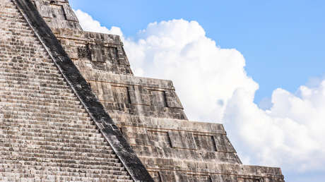 Reprenden a ‘garrotazos’ a un turista por subir la pirámide de Kukulkán en Chichen Itza pese a las restricciones (VIDEO)