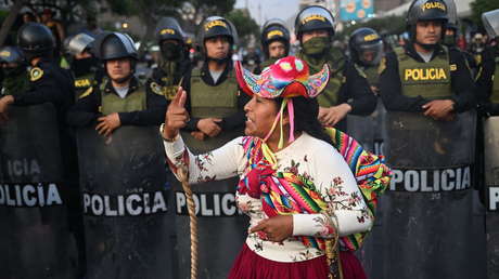 “Métele bala”: La indignante petición de un hombre a la Policía frente a una manifestante en Perú