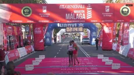 VIDEO: Un atleta español ayuda a un contrincante exhausto a terminar el maratón de Málaga