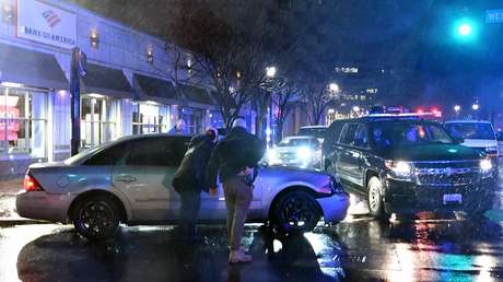 Un coche choca con un vehículo cerca de la caravana de Biden