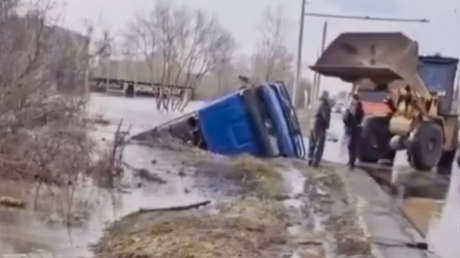 VIDEO: Camión es ‘tragado’ por el agua tras inundaciones en Rusia