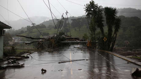 Fuertes inundaciones azotan el sur de Brasil (VIDEOS)