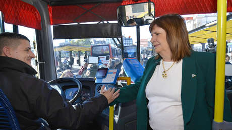 El momento incómodo de Bullrich al intentar pagar un colectivo con una tarjeta sin fondos