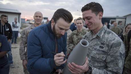 Actor de Capitán América aclara la foto en que firma una aparente bomba en Israel