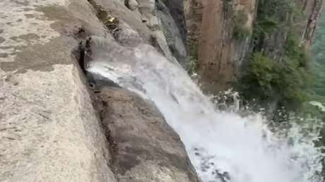 VIDEOS: Turista desmonta el ‘fraude’ de una cascada en China al descubrir una tubería