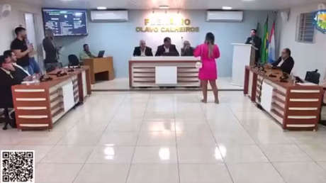 VIDEO: Embarazada irrumpe en un pleno municipal para exigirle al padre que reconozca a su hijo