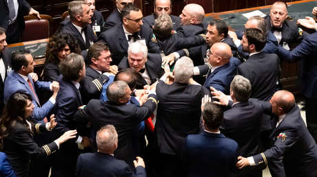 VIDEO: Diputado italiano acaba en silla de ruedas tras pelea en plena sesión de debate