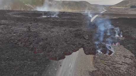 VIDEO: Enorme flujo de lava de un volcán activo ‘engulle’ una carretera en Islandia