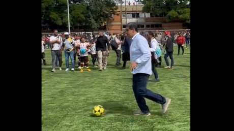 Maduro pausa actos políticos para jugar con niños: “Un gol por Venezuela”