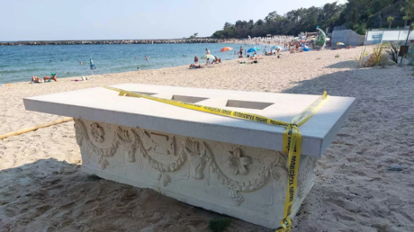 Usan un sarcófago romano de 1.700 años como mesa en un bar de playa de Bulgaria