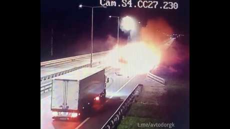 VIDEO: Impactante colisión entre camión y coche en una autopista desencadena una explosión