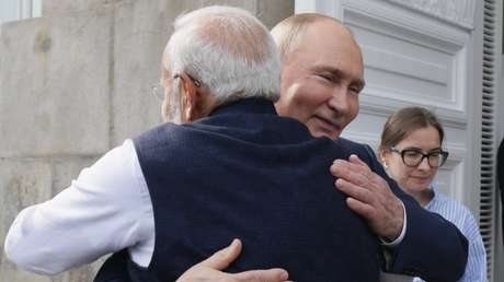 La India responde a las críticas por el abrazo de Modi con Putin