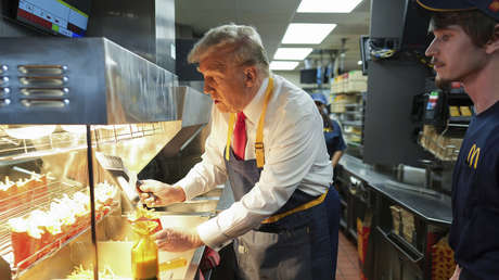 “Lo hice yo mismo”: Trump prepara papas fritas en McDonald’s (VIDEO)