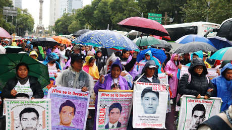 Madres y padres de los normalistas de Ayotzinapa marchan a 10 años y un mes de su desaparición