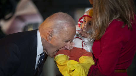 Biden muerde a bebés durante la celebración de Halloween en la Casa Blanca (VIDEO)