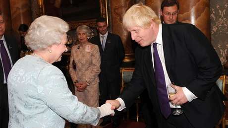 Revelan a un escritor la última broma de la reina Isabel II sobre Boris Johnson