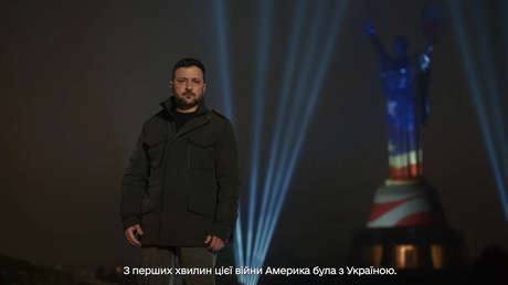 Ante una gran estatua soviética iluminada con la bandera de EE.UU.: Así fue el mensaje de Año Nuevo de Zelenski