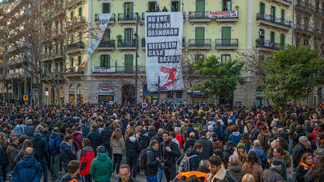 Un hombre se ‘salva’ del desalojo en Barcelona por la protesta masiva de sus vecinos