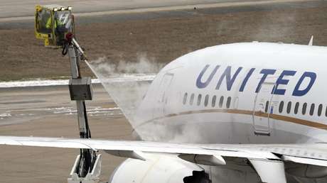 Evacúan un avión de United Airlines al incendiarse su motor sobre la pista (VIDEO)