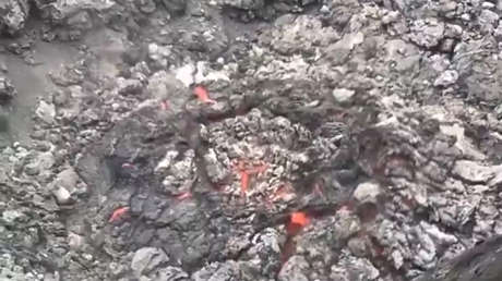 VIDEO: Turistas captan el momento exacto de una poderosa erupción volcánica dentro de un cráter