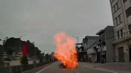 VIDEO: Moto con ramo de globos ‘se transforma’ en una bola de fuego