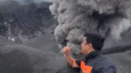 VIDEO: Un volcán hace erupción a sus espaldas, pero prefiere posar sonriente en vez de huir