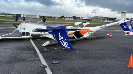 VIDEO: Fuertes vientos vuelcan una avioneta estacionada VIDEO: Fuertes vientos vuelcan una avioneta estacionada