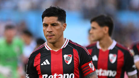 Maestro de escuela enamora a una madre para violar a su hija